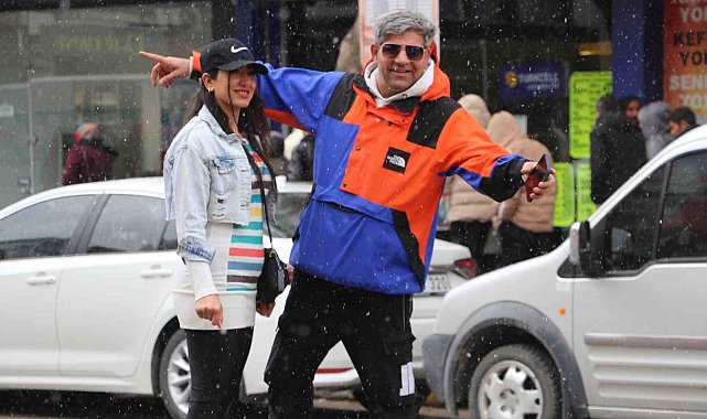 Mart kapıdan baktırdı: Van'a lapa lapa kar yağdı