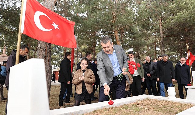 Milli Eğitim Bakanı Tekin, şehitliği ziyaret etti