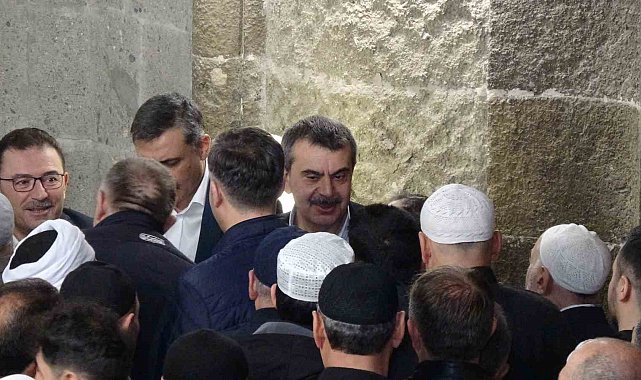 Milli Eğitim Bakanı Yusuf Tekin, bayram namazını Ulu Cami'de kıldı, vatandaşlarla bayramlaştı