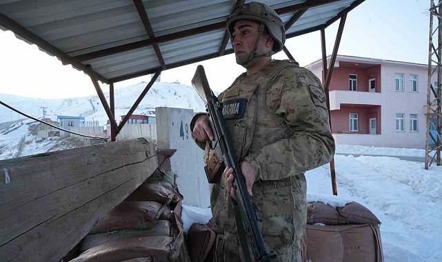 Muş Valisi Avni Çakır, Ramazan ayının ilk iftarını askerlerle birlikte açtı