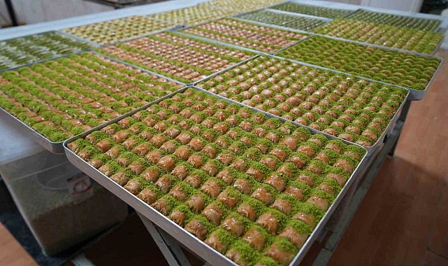 Muş'ta bayram tatlıları tezgahları süsledi