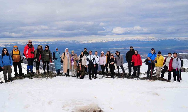 Muş'ta doğaseverler zirveye tırmandı