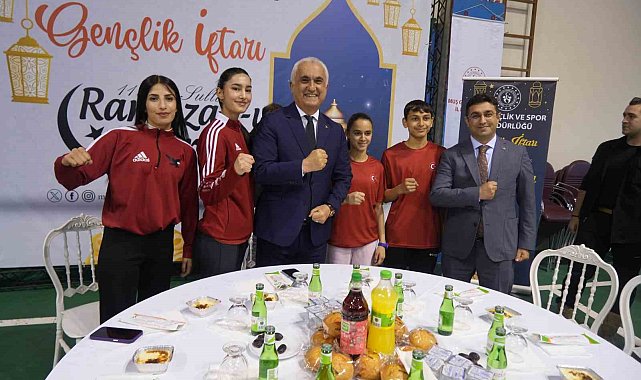 Muş'ta genç sporcular iftar sofrasında buluştu