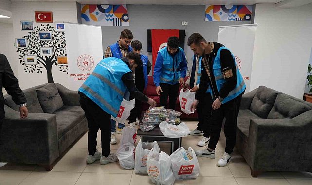 Muş'ta öğrenciler sürücülere iftariyelik dağıttı