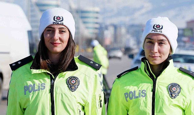 O şehrin trafiği iki kadına emanet