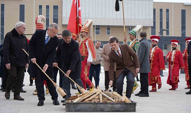 Öğrenciler nevruz ateşiyle ısındı