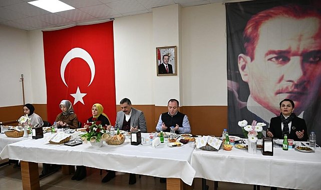 Öğrencilerle iftarda buluştular