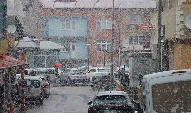 Oltu'ya lapa lapa kar yağdı