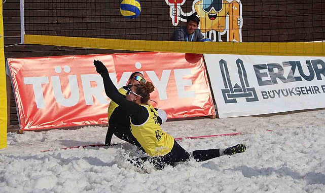 Palandöken Kayak Merkezi'nde kar voleybolu coşkusu