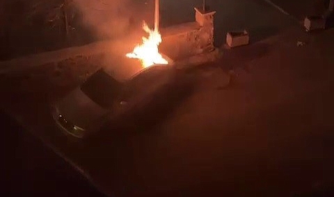 Park halindeki otomobil alev alev yandı