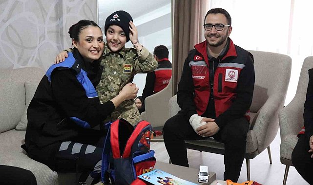 Polis ekiplerinden minik Bünyamin'e sürpriz ziyaret