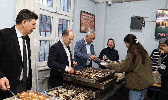 Protokolden öğrencilere yemek servisi