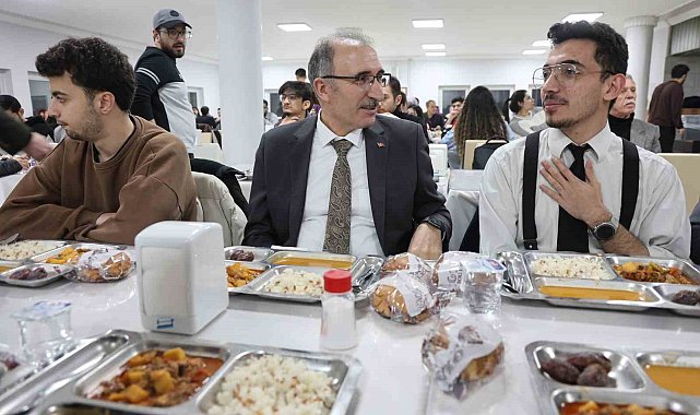 Rektör Göktaş öğrencilerle iftar açtı