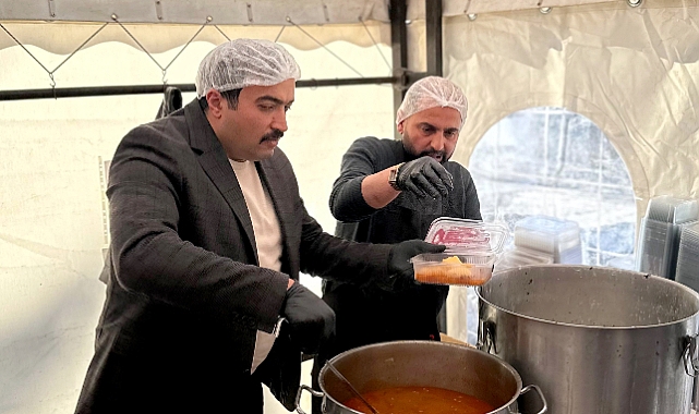 Sarıkamış Belediyesi, yatalak, hasta ve çadıra gelemeyeceklerin iftar yemeğini evlerine götürüyor
