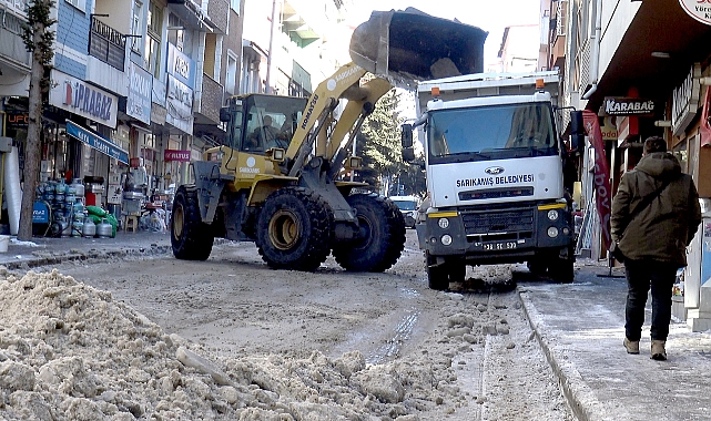 Sarıkamış'ta tehlike saçan kar ve buzlar ilçe dışına taşınıyor