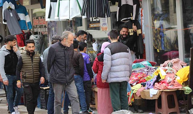 Sarıkamış'ta bayram alışverişi yoğunluğu yaşanıyor