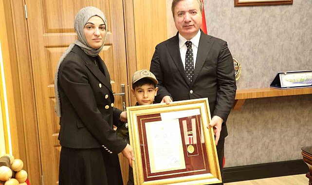 Şehit ailesine Devlet Övünç Madalyası verildi