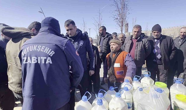 Süt üreticileri mandıracıların tekeline tepki için bedava süt dağıttı