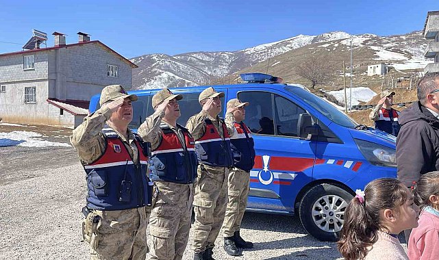 Tatvan'da jandarmadan öğrencilere anlamlı destek