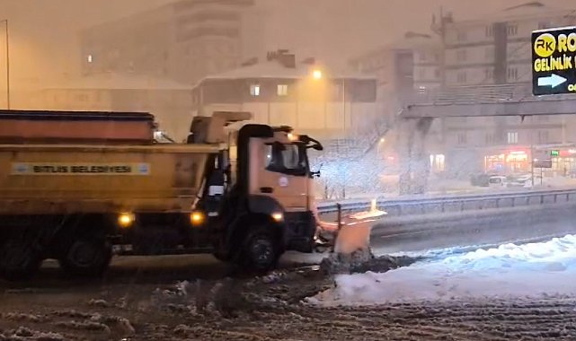 Tatvan'da yüksek kesimlerde kar yağışı etkili oldu
