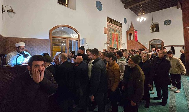 Tercan'da Sakal-ı Şerif'i görmek için vatandaşlar Merkez Camii'ne akın etti