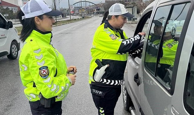 Trafik polislerinden bayramda tatlı mola