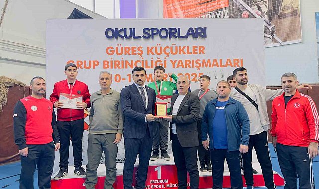Turan'dan Alpkılıç'a teşekkür plaketi