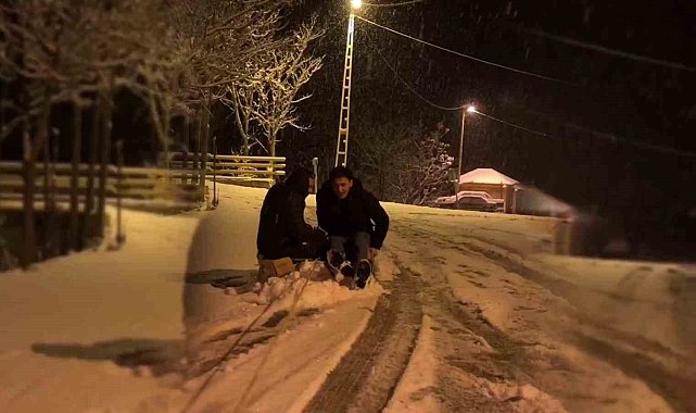 Uzundere'de gençlerin kar keyfi