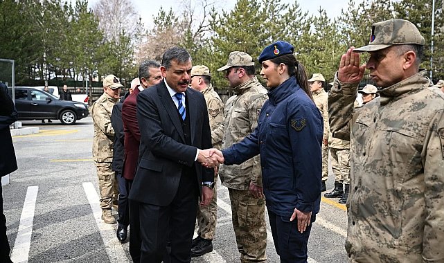Vali Çiftçi Mehmetçikle bayramlaştı