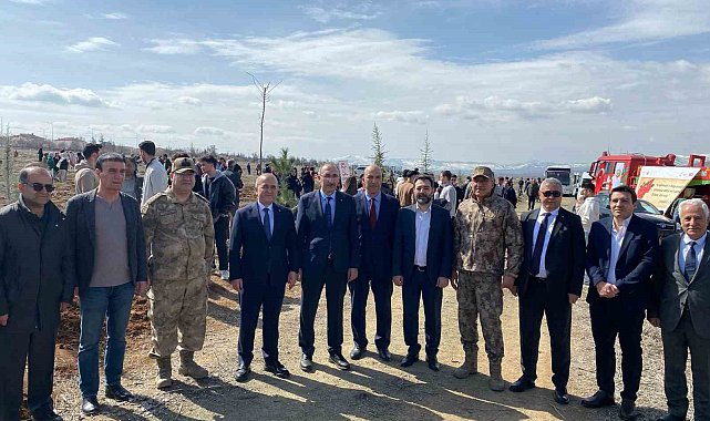 Vali Hatipoğlu çocuklarla birlikte fidan dikip can suyu verdi