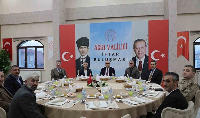 Vali Koç, muhtarlarla iftar sofrasında bir araya geldi