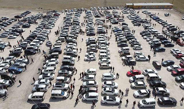 Van açık oto pazarında bayram öncesi yoğun ilgi gördü