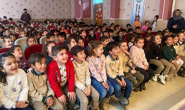 Van Büyükşehir Belediyesi Hacivat-Karagöz oyununu öğrencilerle buluşuyor