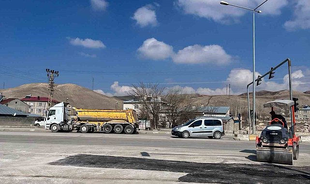 Van Büyükşehir Belediyesinin yollarda bakım ve onarım çalışmaları sürüyor