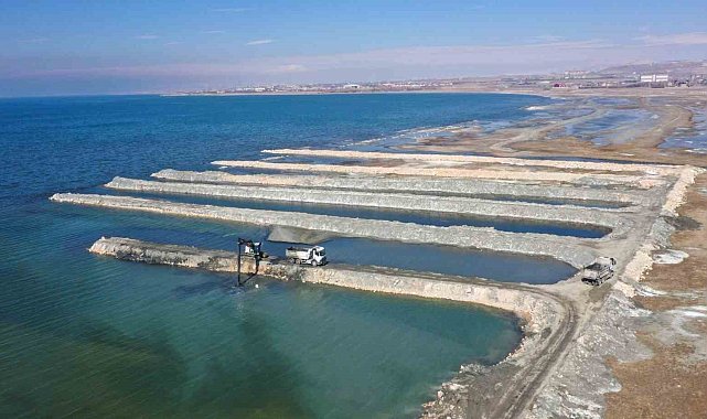 Van Gölü'nde dip çamuru temizliği yeniden başladı