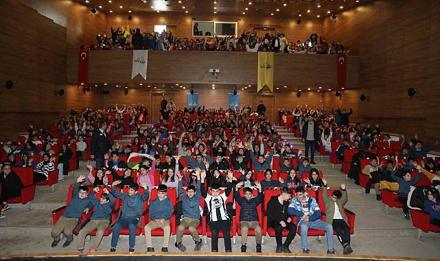 Van'da çocuklar akrobasi gösterileriyle keyifli vakit geçiriyor