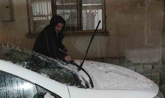 Van'da dolu yağışı etkili oldu