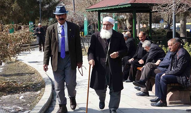 Van'da dondurucu soğuğun ardından vatandaşlar güneşin tadını çıkardı