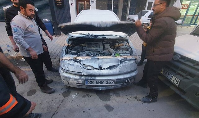 Van'da park halindeki otomobilde yangın