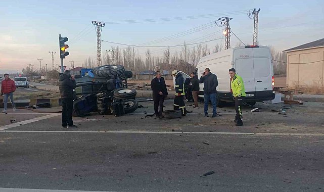 Van'da traktör ile minibüs çarpıştı; 2 yaralı