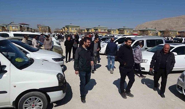 Van'daki açık oto pazarında Ramazan kalabalığı