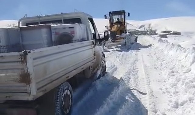 Van'ın Özalp ilçesinde yolda mahsur kalanlar ekipler tarafından kurtarıldı