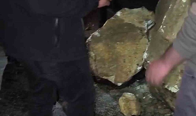 Yüksekova-Van Karayolu'na düşen kaya parçaları yürekleri ağza getirdi
