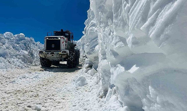 Yüksekova'da 3 metreyi bulan kar tünellerinde çalışma