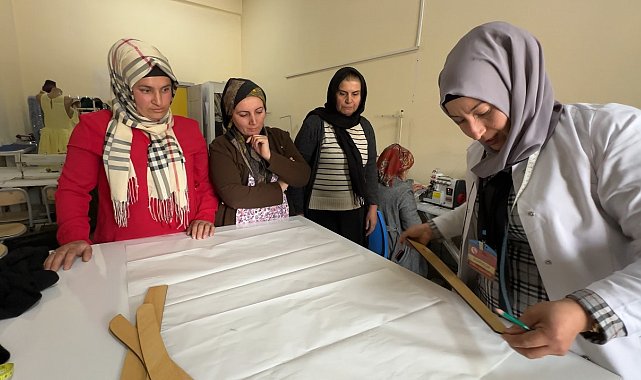 Yüksekova'da kadınlar tarafından atıklardan üretilen elbiselerin güzelliği göz kamaştırıyor