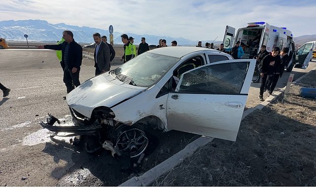 Yüksekova'da kaldırıma çarparak savrulan aracın sürücüsü yaralandı