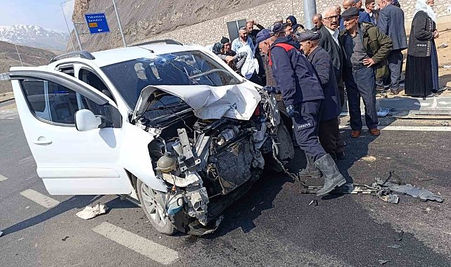 Yüksekova&#039;da kamyonetler çarpıştı: 8 yaralı