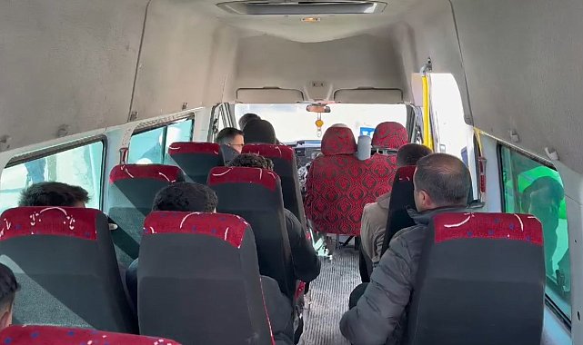 Yüksekova'da sivil jandarma ekipleri yolcu gibi minibüslere binerek denetim gerçekleştirdi