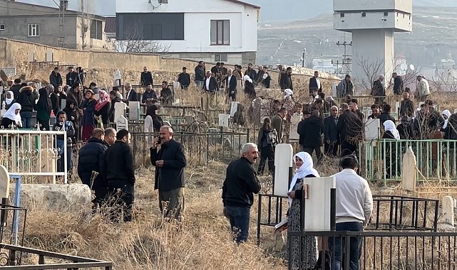 Yüksekova&#039;da vatandaşlar mezarlıklara akın etti