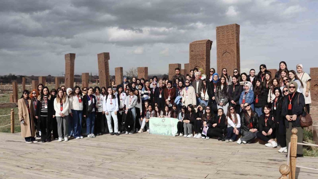 11 ilden gelen öğrenciler Ahlat’ın tarihi mekanlarını gezdi